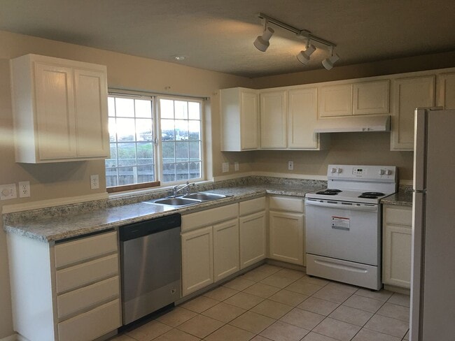 Building Photo - Updated Duplex -3 Bedroom 1.5 Bath - 4886 ...