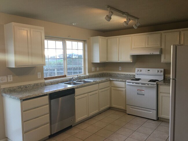 Building Photo - Updated Duplex -3 Bedroom 1.5 Bath - 4886 Fergus Avenue!