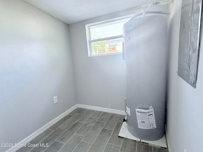 Building Photo - 2556 Sarno Rd