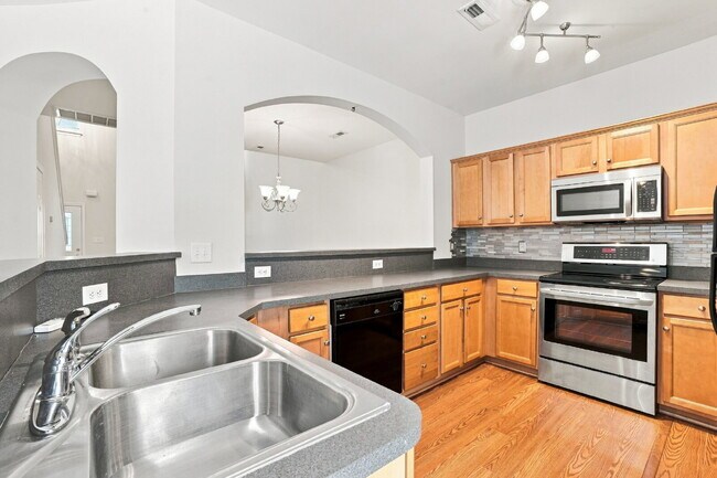 Building Photo - Spacious End Unit Townhome!