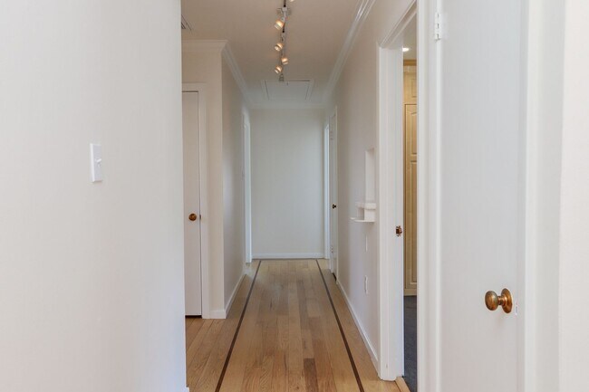 Building Photo - 4 Bed / 3 Bath Burlingame home near excell...