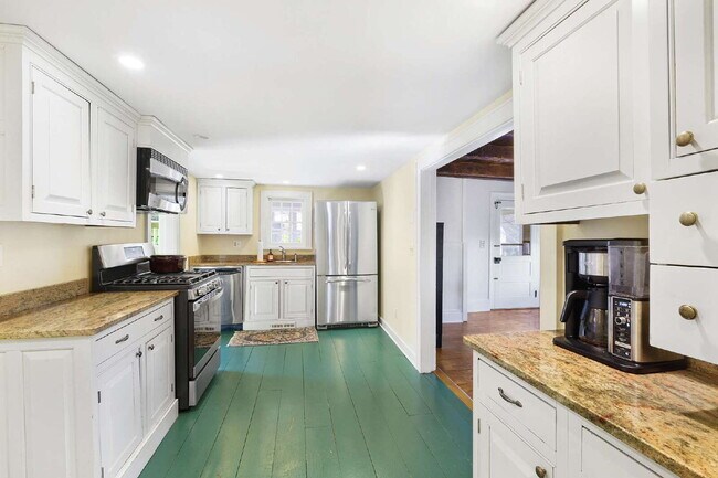 Building Photo - Historic Mendham Home