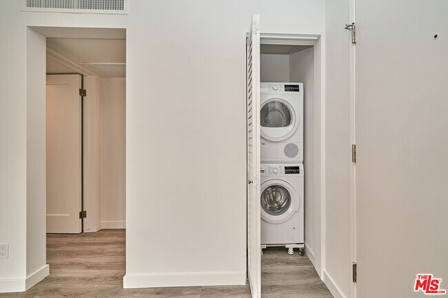 Building Photo - 425 S Willaman Dr