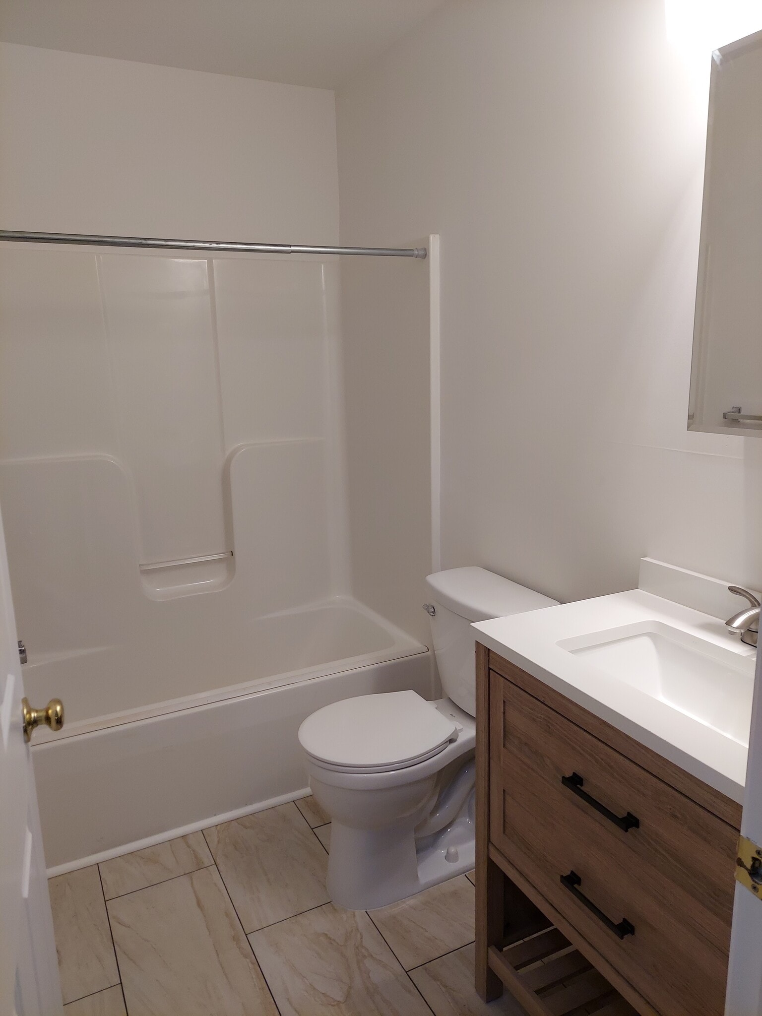 Full bath shared by bedrooms #2 and #3 - 340 W German St