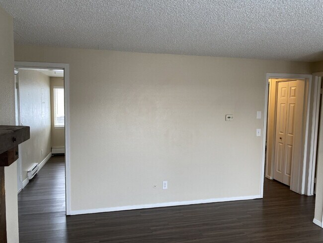 Building Photo - Available Now! – 2 Bed / 1 Bath Condo – Utilities Included
