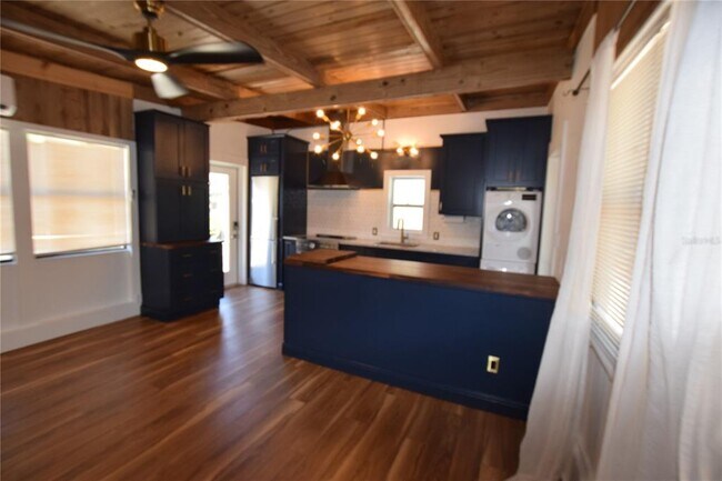 Building Photo - 1918 Sunset Ln