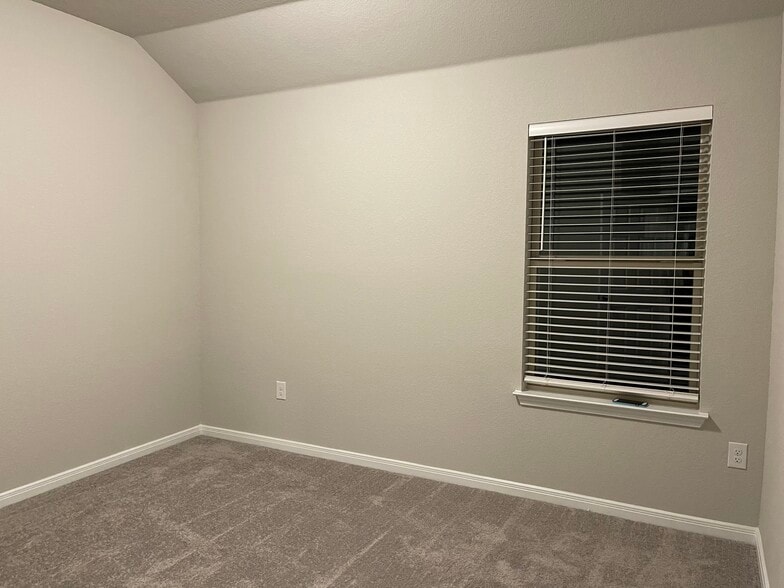 Building Photo - 300 La Joya Pass