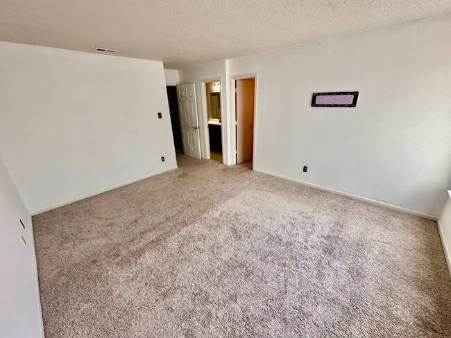 Building Photo - Perry Township 3 bedroom 2.5 bathroom