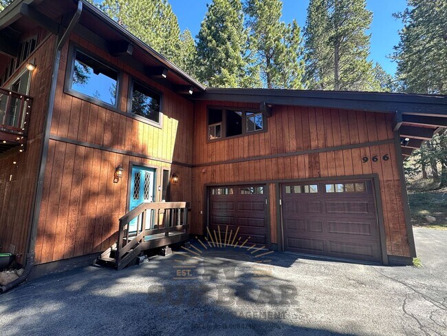 Building Photo - Spacious 3 Bed, 3.5 Bath Home with Forest ...