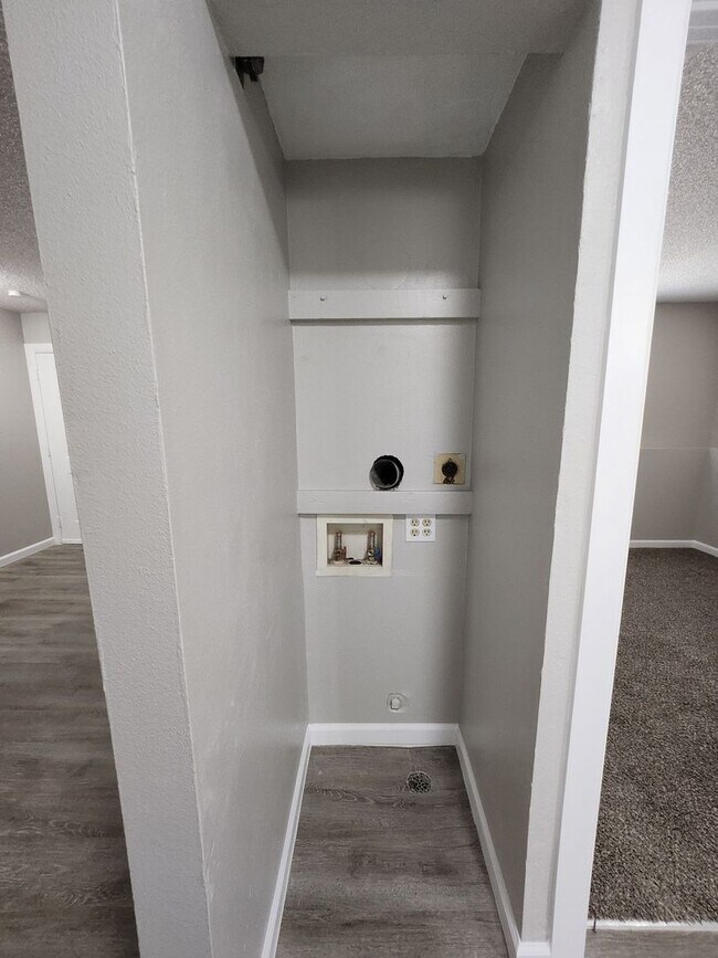 Building Photo - 2922 Straus Ln