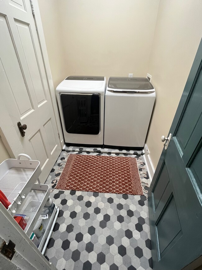 Shared laundry room with host - 441 W Second St