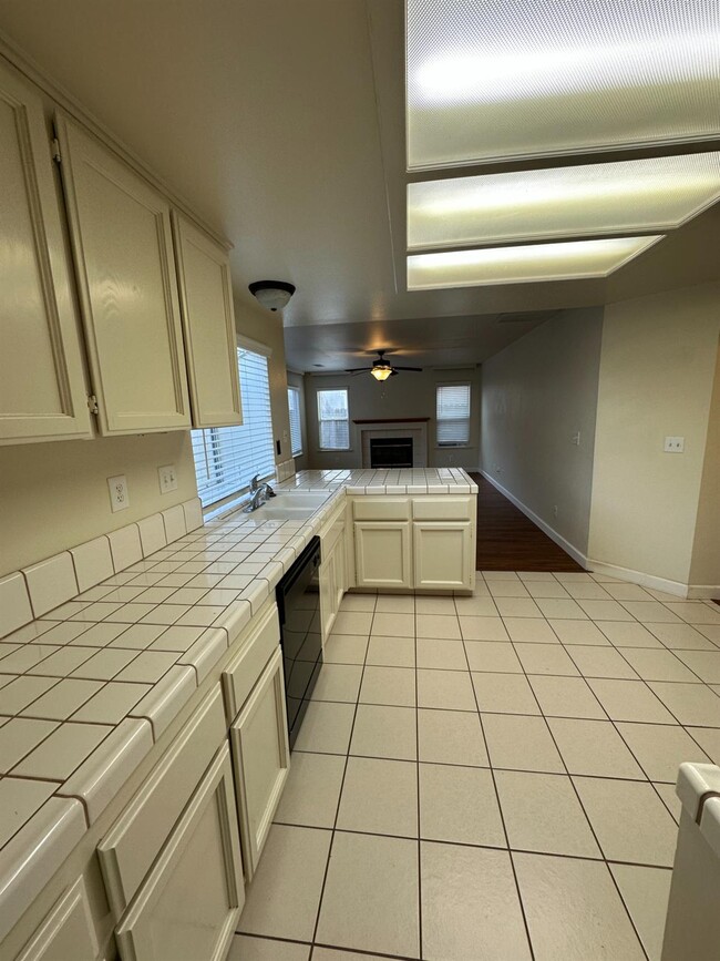 Building Photo - 273 W Cromwell Ave