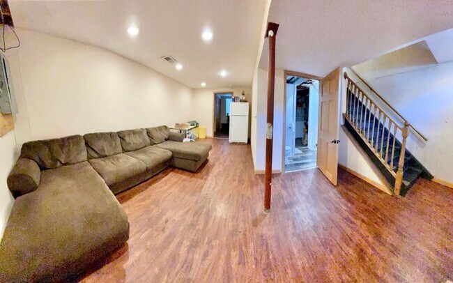 Building Photo - 1327/29 Bowen Ct.