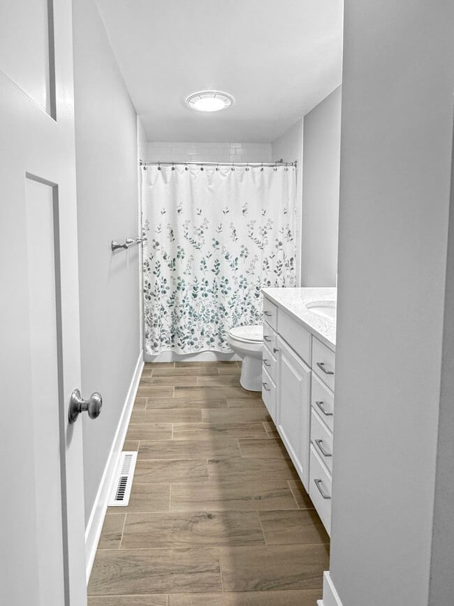 Building Photo - 15858 Lake Ave