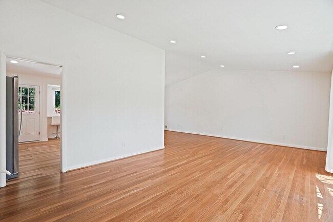 Building Photo - 6607 Lone Oak Dr