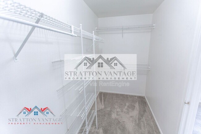 Building Photo - 2805 S Abbey Cir