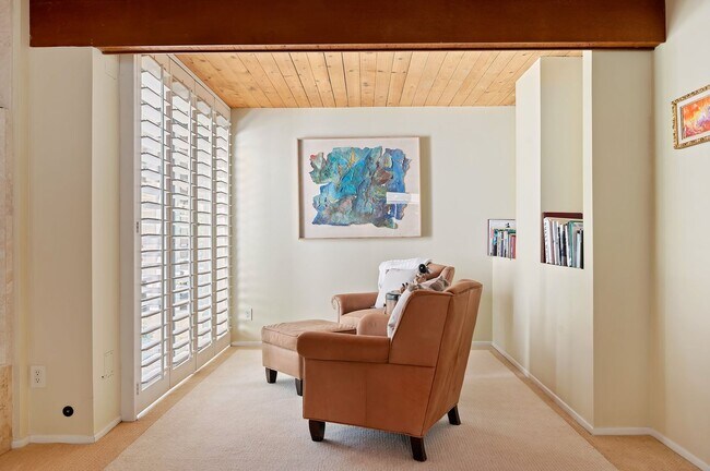 Building Photo - 525 Las Palmas Dr