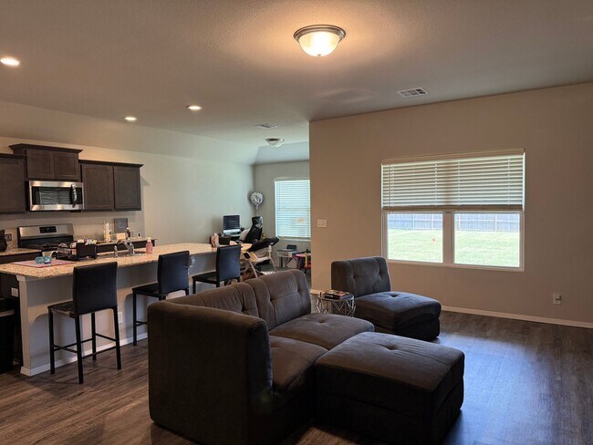 Building Photo - Charming 4 bedroom, 2 bath house located B...