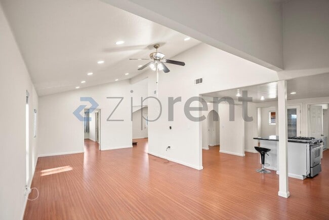 Building Photo - 41861 Maywood St