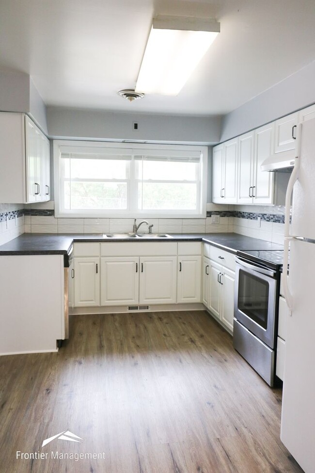 Building Photo - Three Bedroom Home Near Westloop Shopping ...