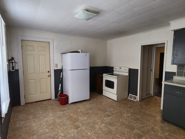 Kitchen - 419 Olmstead St