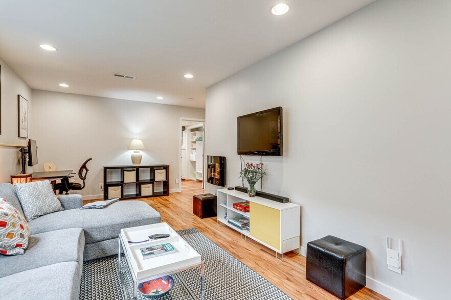 Building Photo - 10052 Interlake Ave N