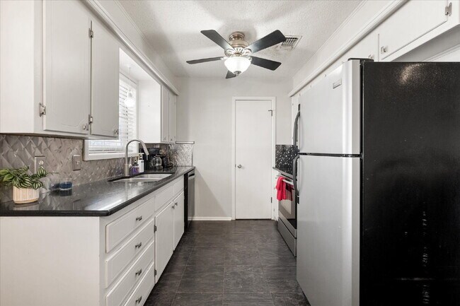 Building Photo - Fully Furnished Long-Term Rental!!