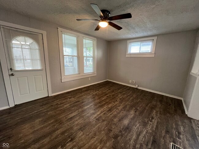 Building Photo - 302 S Randolph St