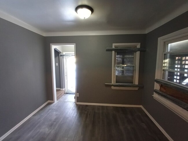 Building Photo - 3 bedroom 1 bath bungalow now available! -...