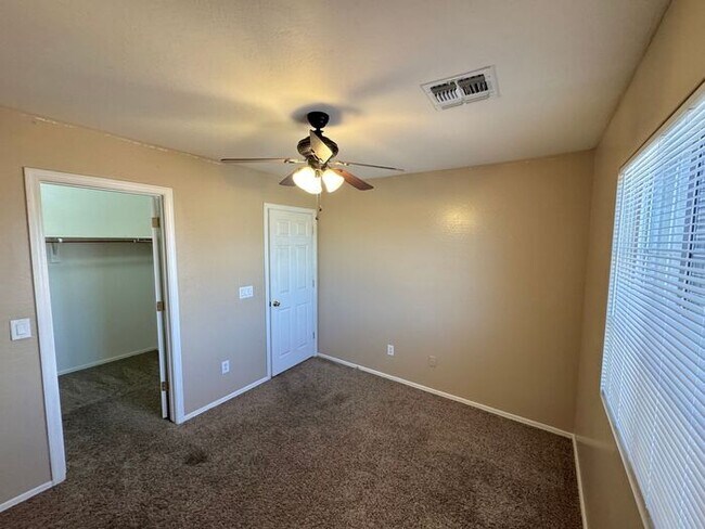 Building Photo - GREAT 4BEDROOM/3BATH HOME WITH ALL THAT YO...