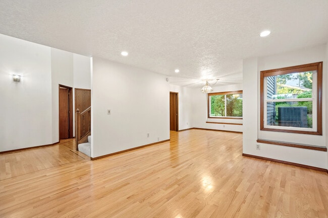 Building Photo - 1324 Stonehaven Dr