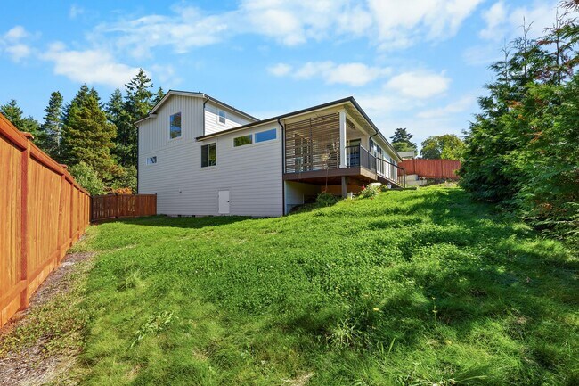 Building Photo - Steilacoom 3 Bedroom + Bonus Room