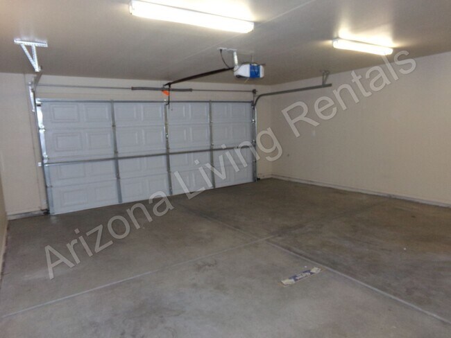 Building Photo - IMMACULATE 3 BEDROOM HOME