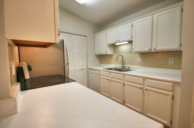 Building Photo - All Electric Second Floor Garden Condo for Rent in Wildwood