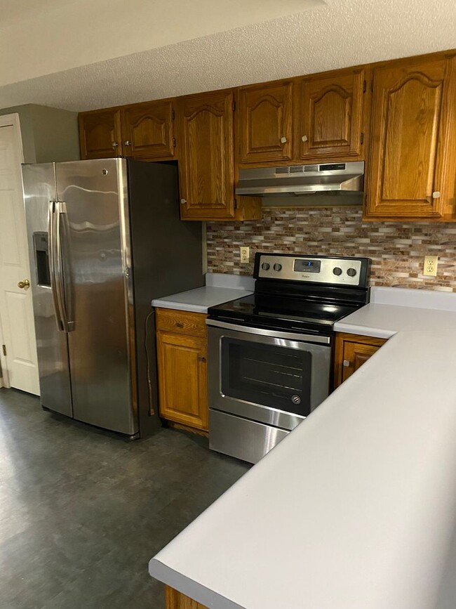 Building Photo - Beautiful & Spacious House in Green Meadow...