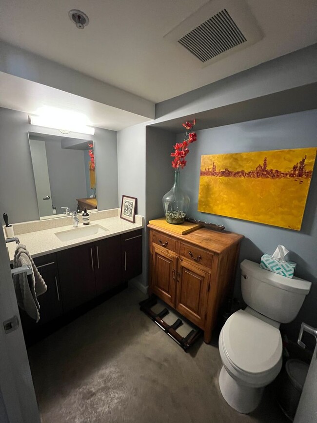 Building Photo - Veer Lofts Condominiums -  South Lake Union