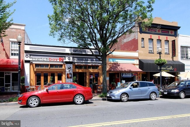 Building Photo - 643 E St NE