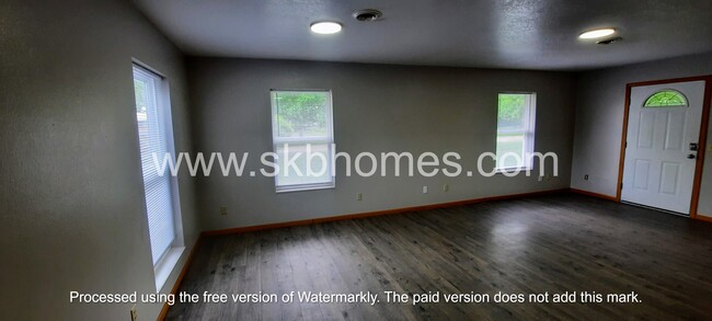 Building Photo - 207 N Northcutt Ave