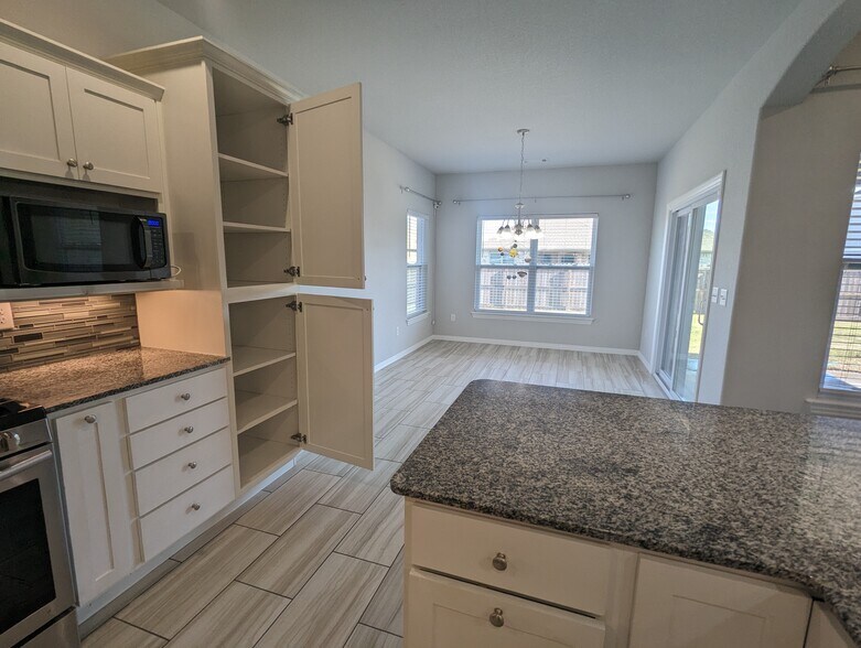 Breakfast/dining area - 4360 W Wales Dr