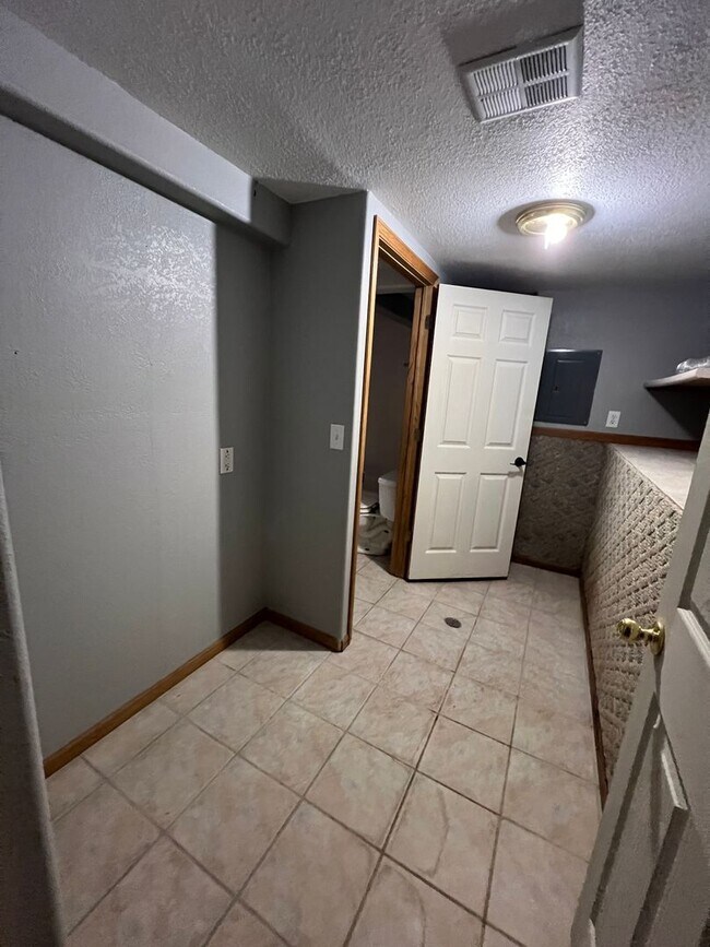 Building Photo - 5 bedroom/3 bath w/mother in law style qua...