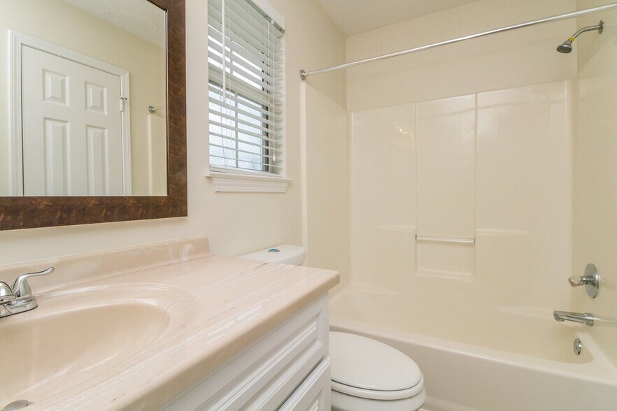 Building Photo - 2813 Louise Russell Dr