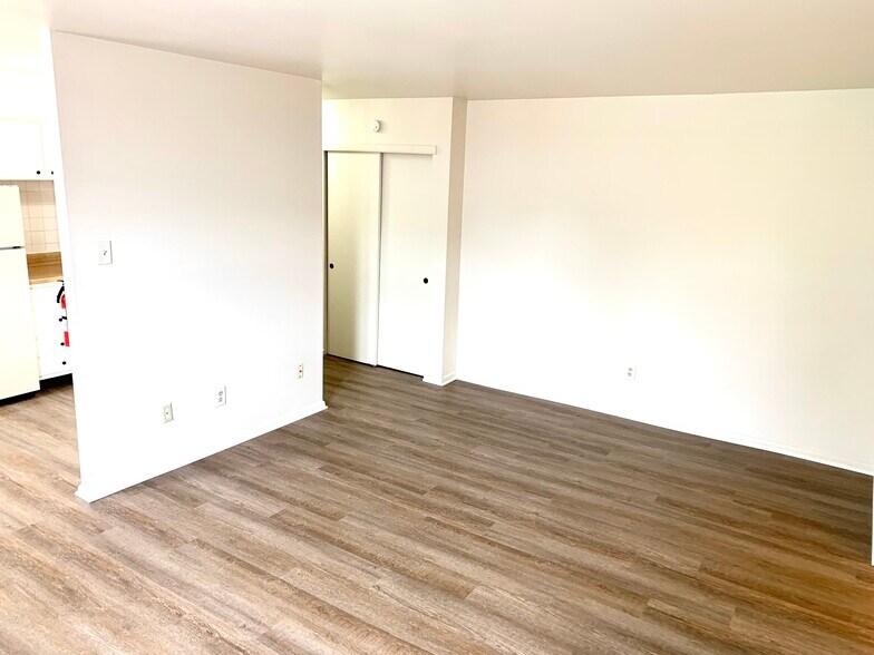 Building Photo - 335 E Lancaster Ave