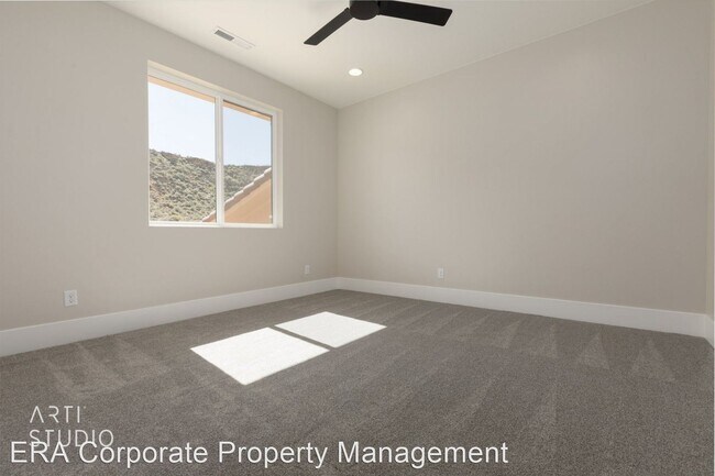 Building Photo - 4 br, 2.5 bath House - E272  385 E. Entrad...