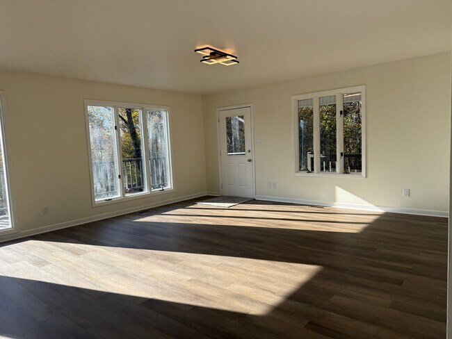 Building Photo - Newly renovated 3 Bedroom 3 Bathroom Home ...