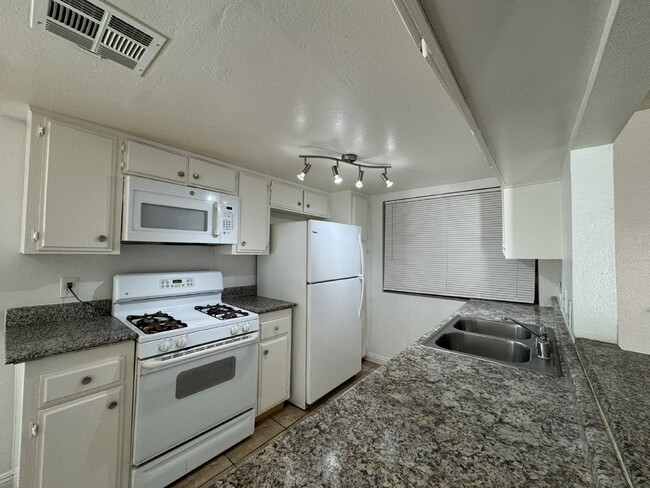 Building Photo - Spacious 3-Bed, 1-Bath Condo with Granite ...