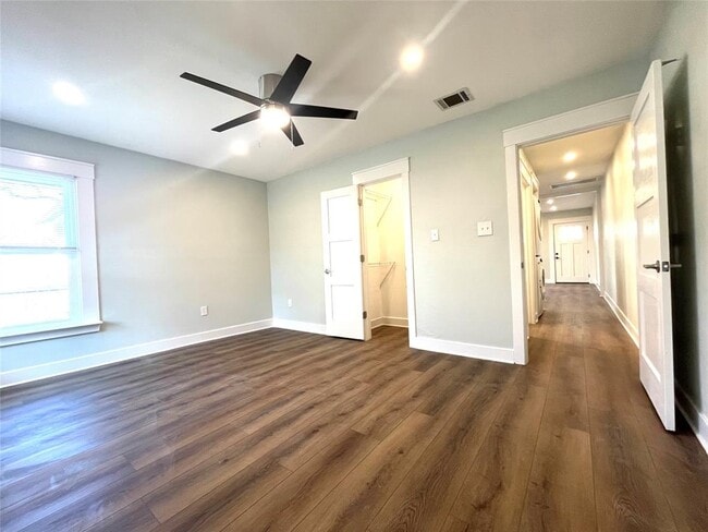 Building Photo - 807 E Riverside Dr