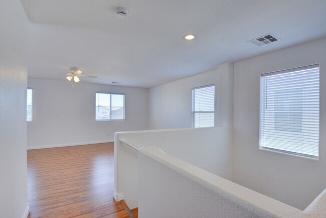 Building Photo - Fabulous 3 bed/2.5 bath two-story home in ...