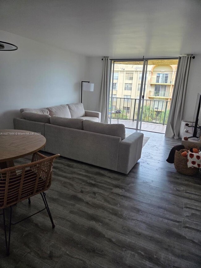 Building Photo - 9320 Fontainebleau Blvd