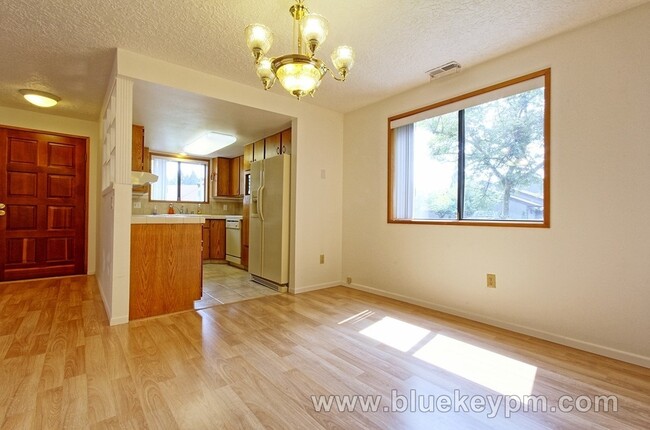 Building Photo - 2 Bed, 2 Bath Townhouse in Felida/Salmon C...