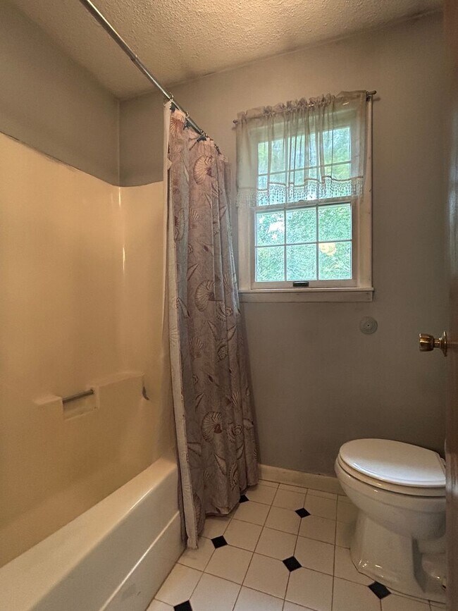 Building Photo - 4/2.5 in Beautiful Warrensville! Lots of S...